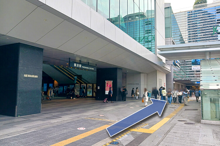 ① 横浜駅西口からJOINUS方面に進みます