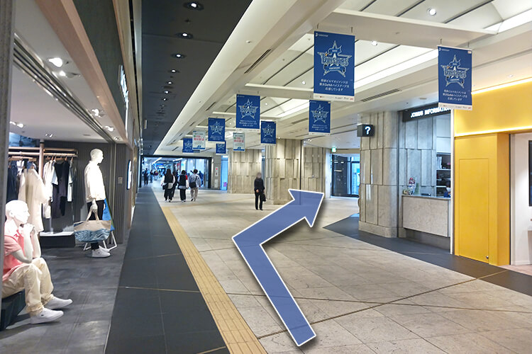③ 案内所を右折します