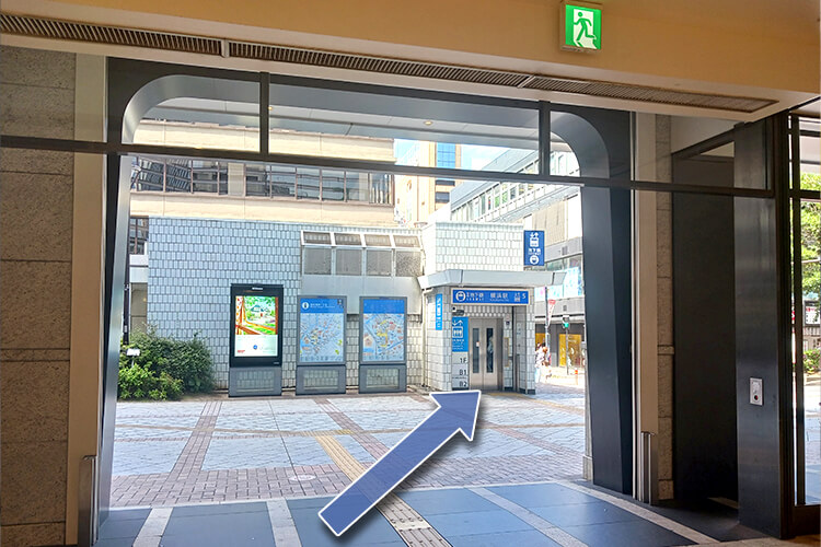 ④ 出入口正面にエレベーターがあります