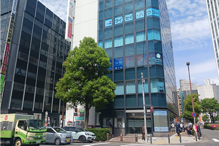① 当ビル地下2階にクリニックがあります