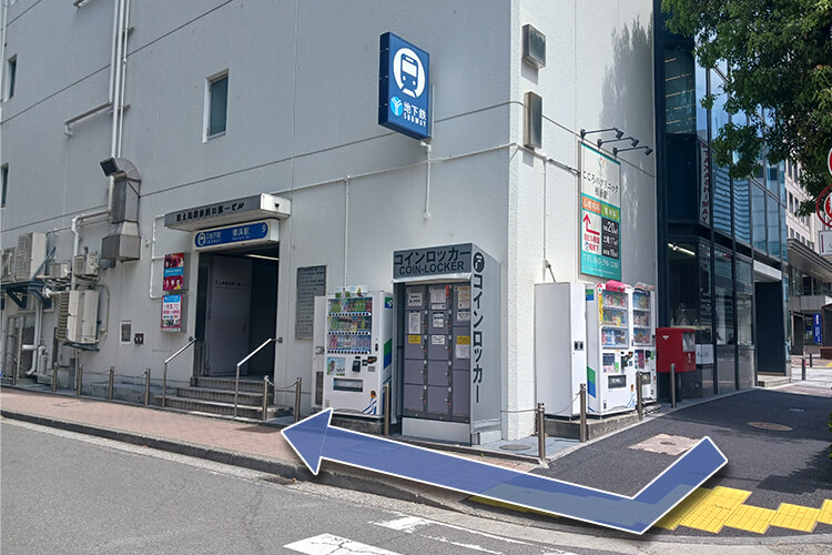 ③ 案内板左の道を進みます