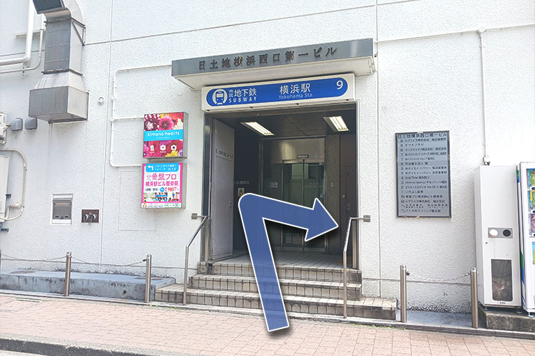 ④ 自動ドアからビル内には入らず、右手の階段を下におります